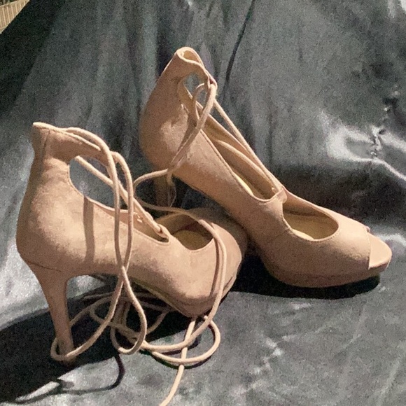 Women’s taupe heels size 8 with tie up laces. - Picture 6 of 7
